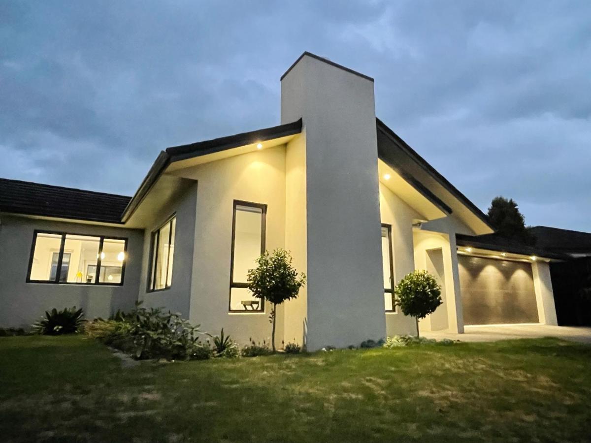 Modern，Spacious 5 Bedroom House In North Hamilton Exterior photo